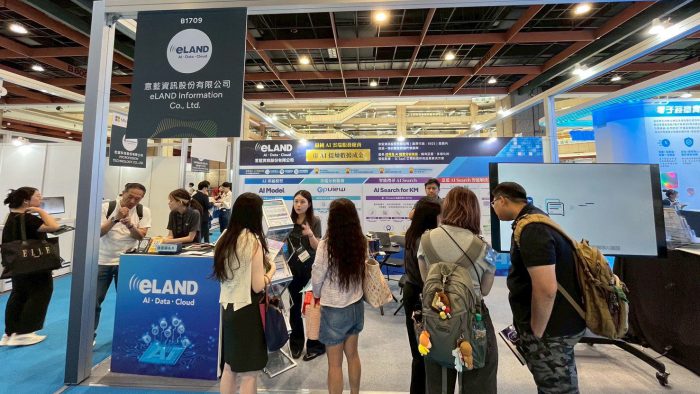 圖3：意藍資訊於 WAVE 展現場開放平台體驗與AI顧問諮詢，吸引大量與會者深入交流、了解應用實例。